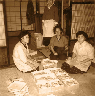 注文菓子の箱詰め風景