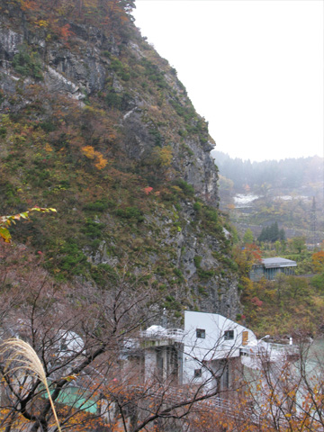 岩肌と初雪