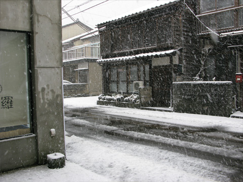 能生本店前の雪景色