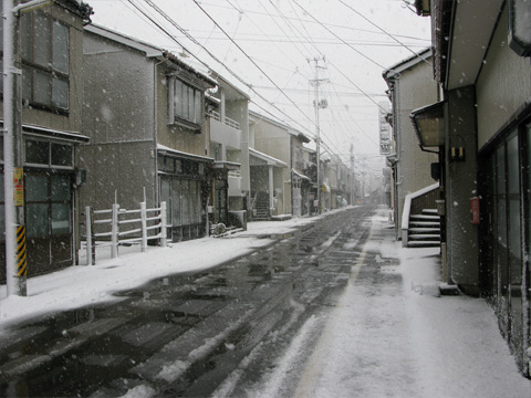 能生中央商店街の雪景色