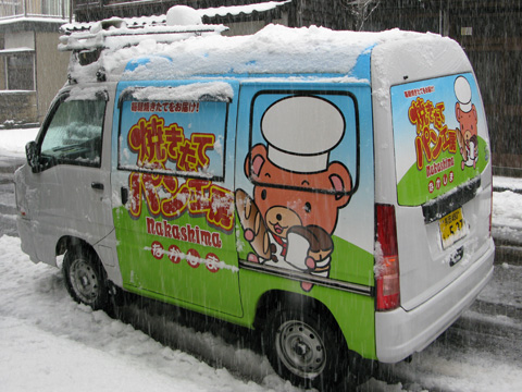 パンの移動販売車も雪化粧