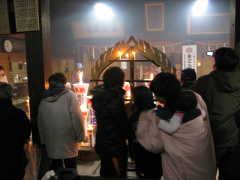 大きいろうそくの前に