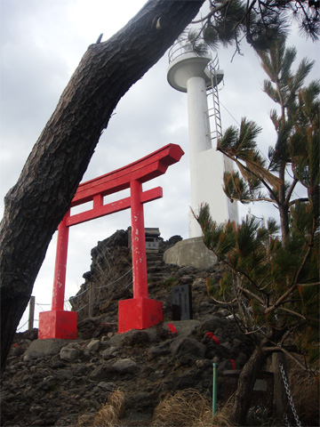 弁天岩灯台と松 弁天岩灯台と松