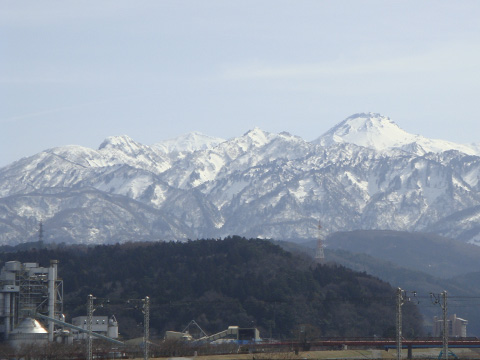 工場と雪山