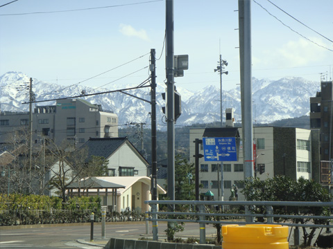 駅前と雪山