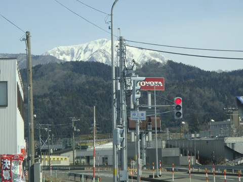 交差点と雪山