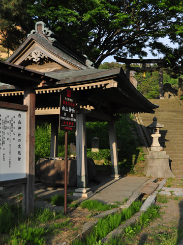 能生町白山神社の手洗舎 能生町白山神社二の鳥居前の龍の水