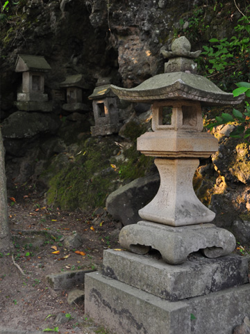 本殿前の祠 本殿前の祠