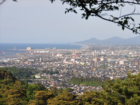 本丸跡からの上越の街並み