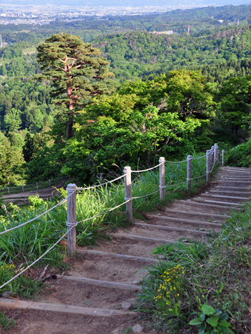 春日山城跡への舗装道