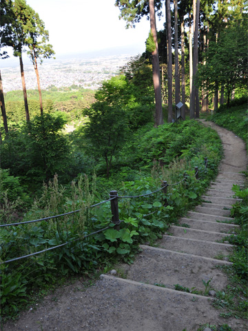 春日山城本丸跡からの帰り道