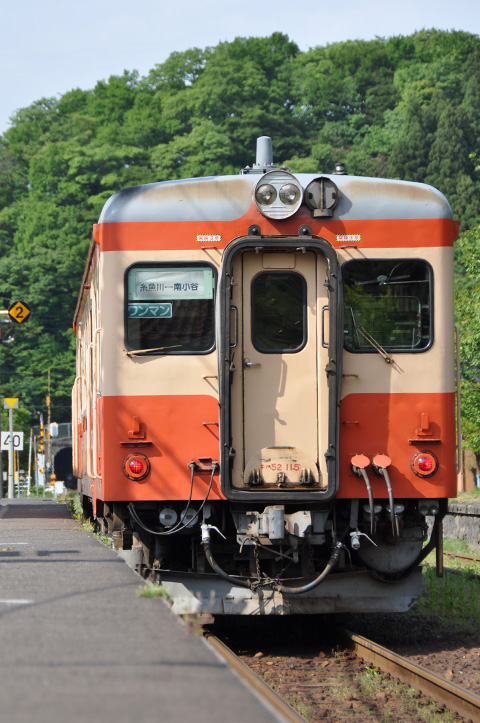 根知駅に停車中の大糸線 キハ52-115