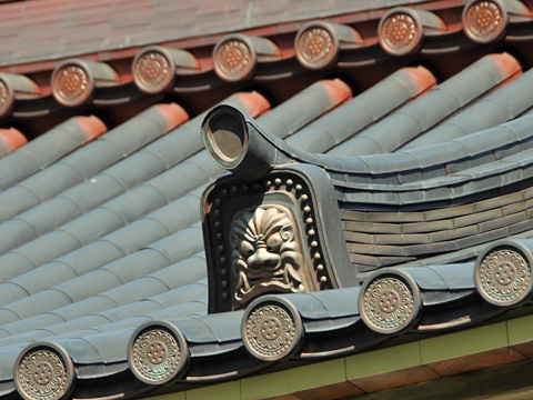 林泉寺山門の鬼瓦