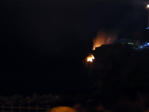 爆雷着火 爆雷着火