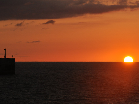 日本海と夕日と防波堤