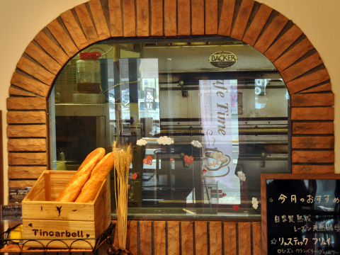 窓とオーブン