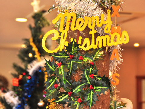 焼き菓子台のクリスマス飾り