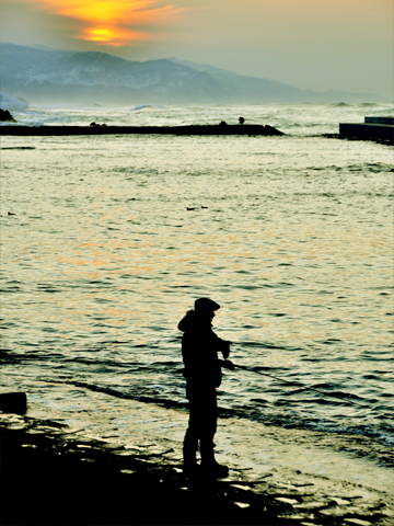 海と釣り人
