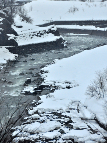 平岩を流れる川