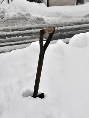 スコップと雪 スコップと雪