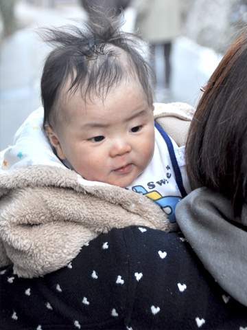 息子を抱く家内