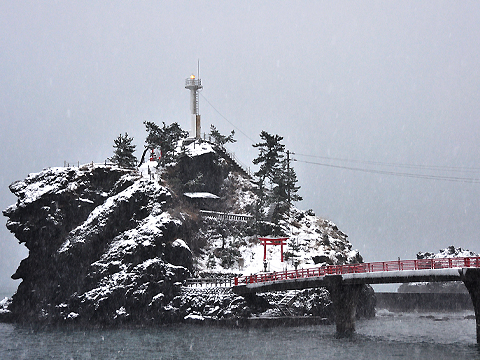 雪と弁天岩