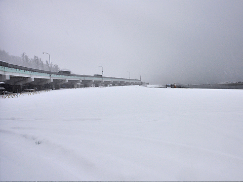 雪の海岸線