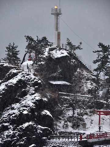 雪と弁天岩