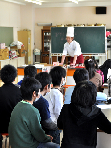 糸魚川東小学校での講演スタート