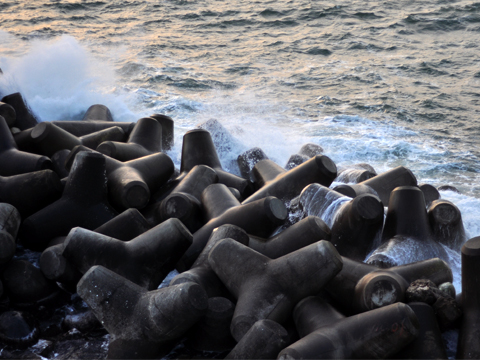 テトラポットと波しぶき