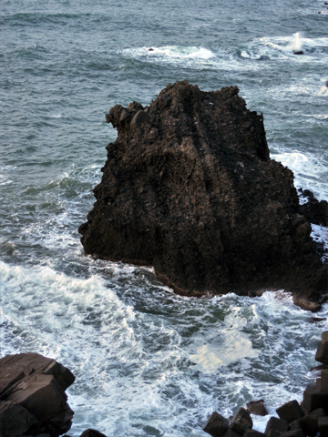 弁天岩の裏の岩