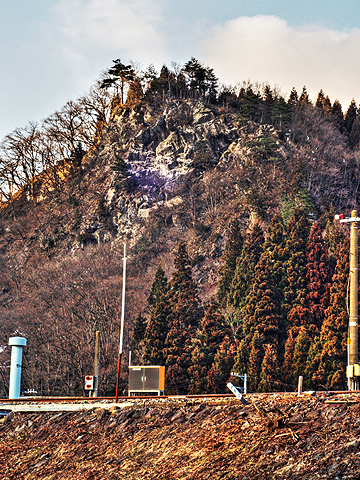線路と切り立つ山