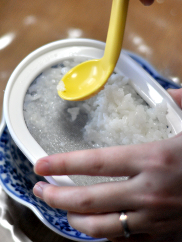 ご飯をすりつぶす