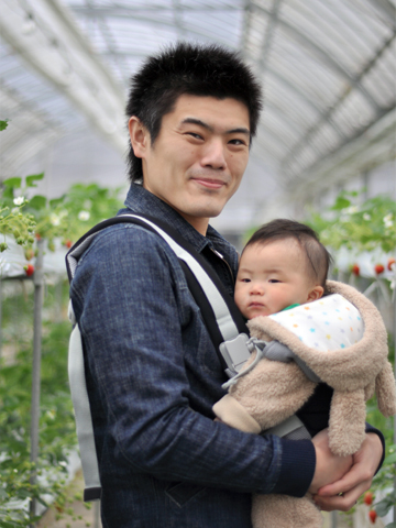 いちご狩りでの親子写真