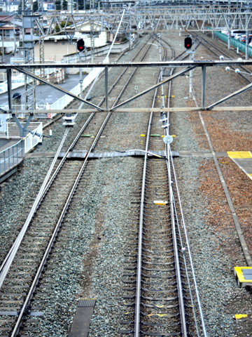 上田駅から線路をのぞむ