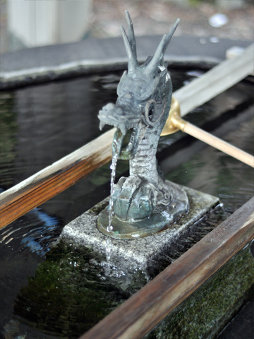 龍の口から流れる水 龍の口から流れる水
