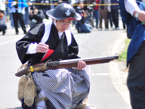 火縄銃に火薬を詰める