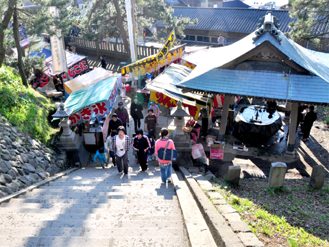 白山神社の境内へ