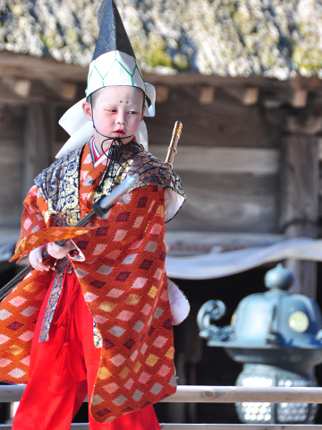 泰平楽を舞うお稚児さん