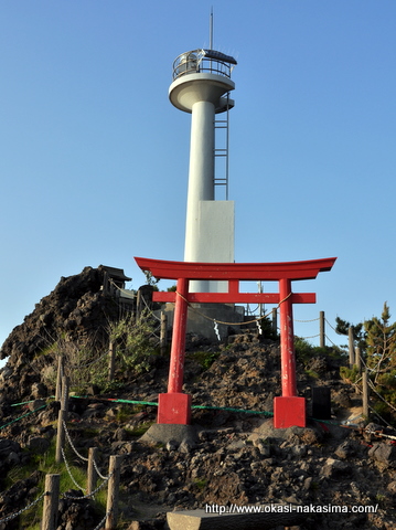 弁天岩の灯台と鳥居 弁天岩の灯台と鳥居