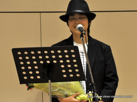 山岸桐吾さんの笑顔と花束