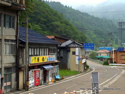 平岩駅から見た道