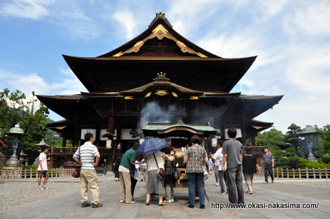 善光寺の本堂前