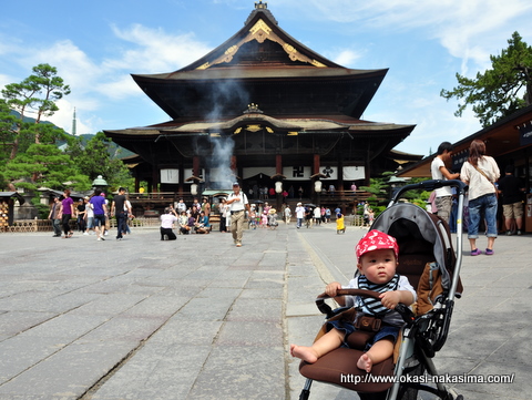 善光寺をバックに息子