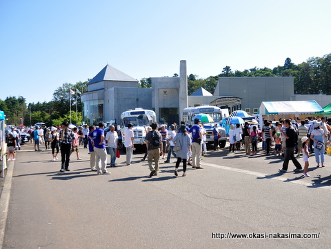 日本海クラシックカーレビュー会場・フォッサマグナミュージアム