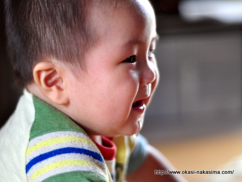 モモちゃんを見る息子