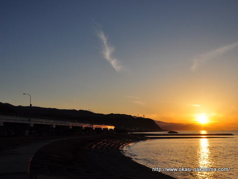夕焼け染まる秋の弁天浜