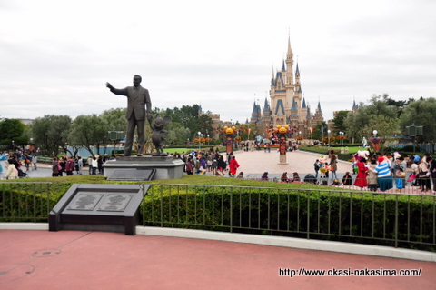 ディズニーランドのオブジェとシンデレラ城