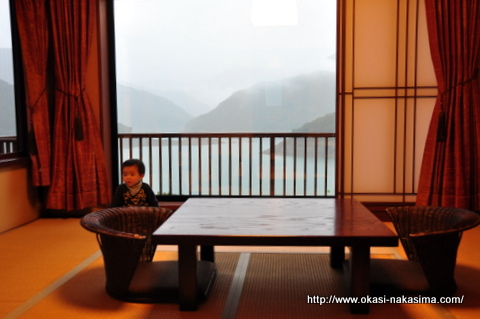 お部屋でくつろぐ息子