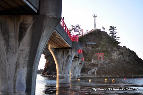 下から見た弁天岩あけぼの橋
